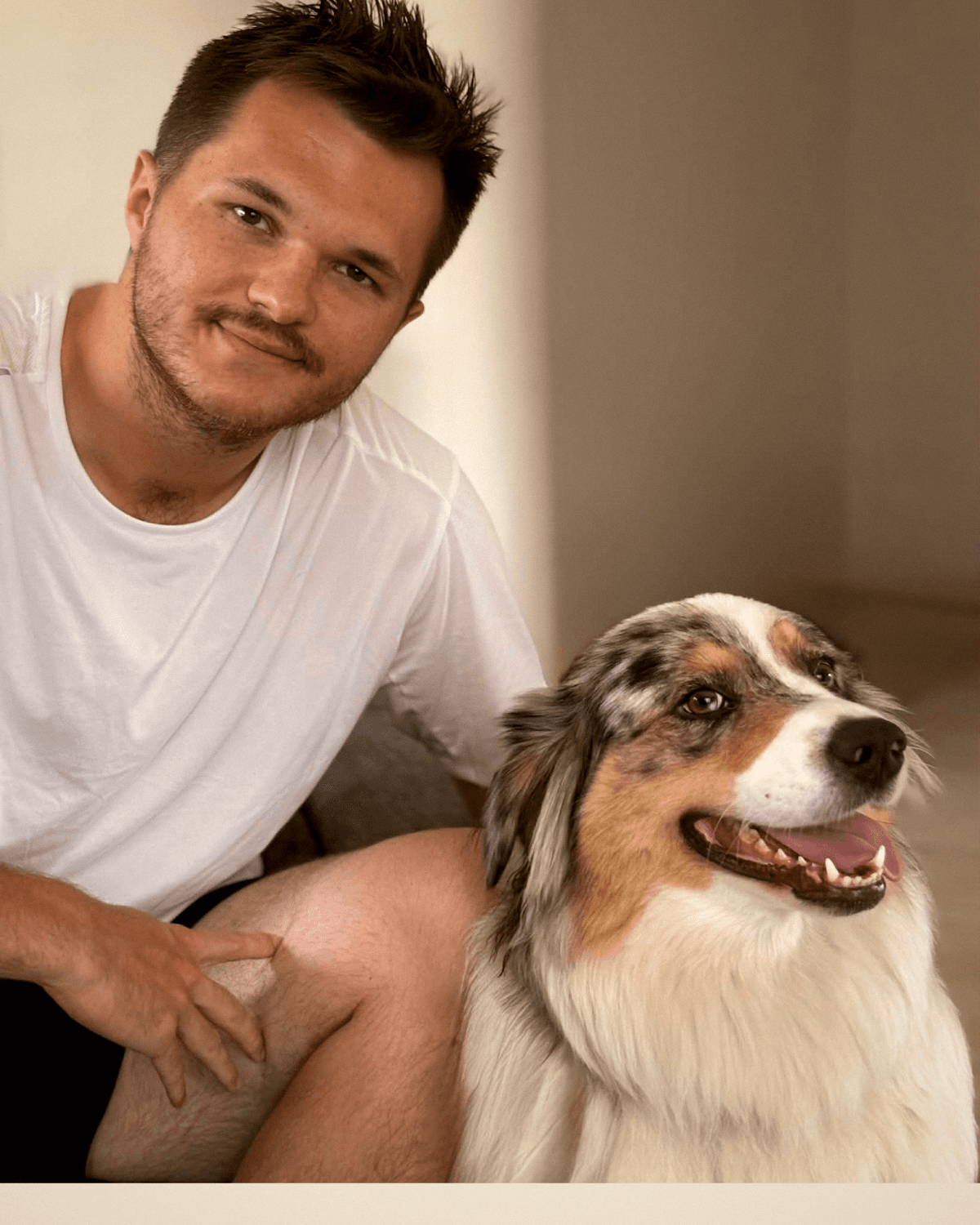 Baptiste, fondateur de Hennaris, avec son berger australien